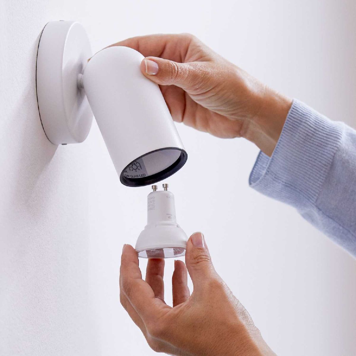 Умная светодиодная лампа Wiz Wi-Fi BLE50WGU10927-65TW 1PF/6 GU10 4,7W 2700K 929002448302