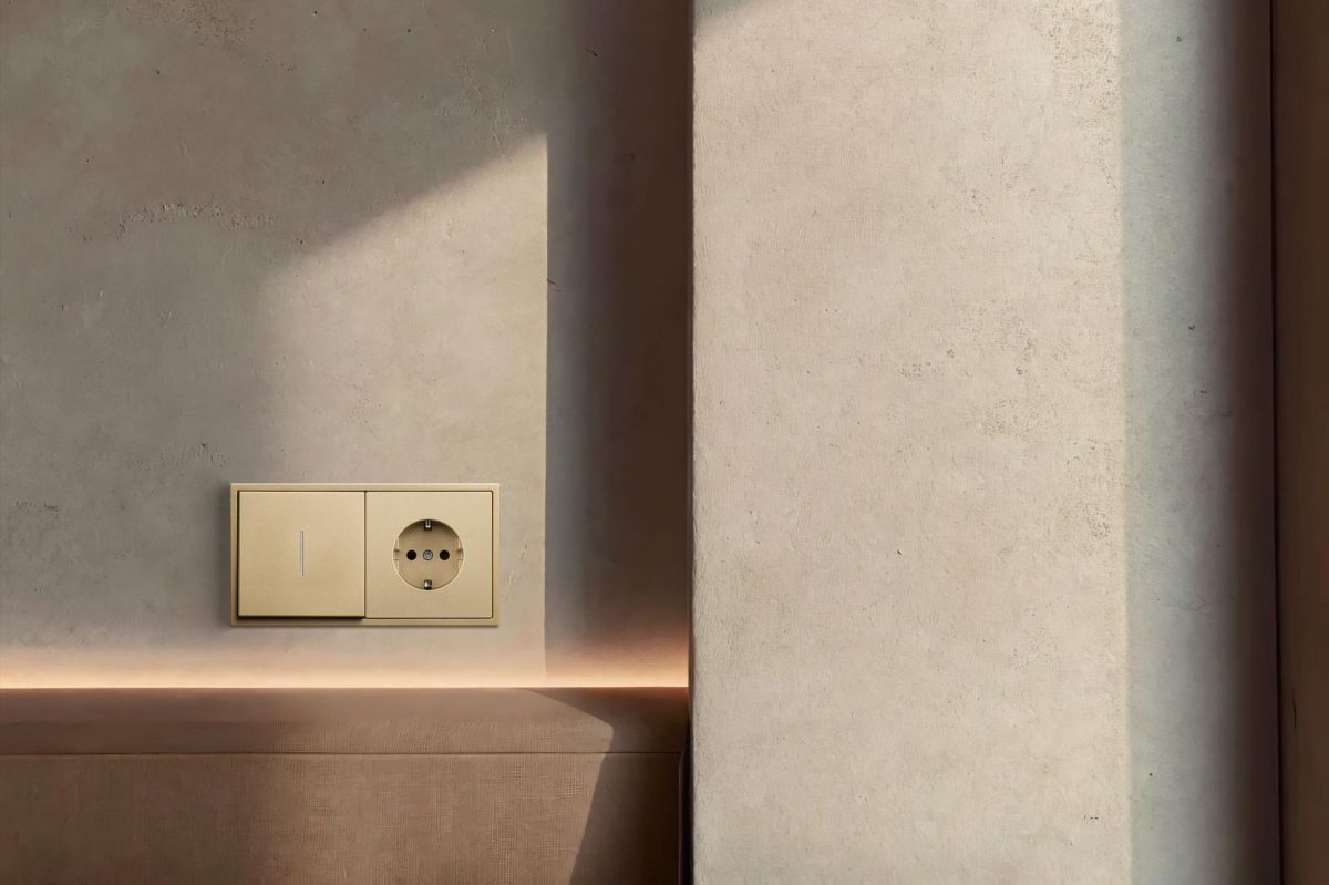 Выключатель кнопочный 1-клавишный 10А/250В с LED подсветкой, золотой Kollinger Eclipse EC-012GD