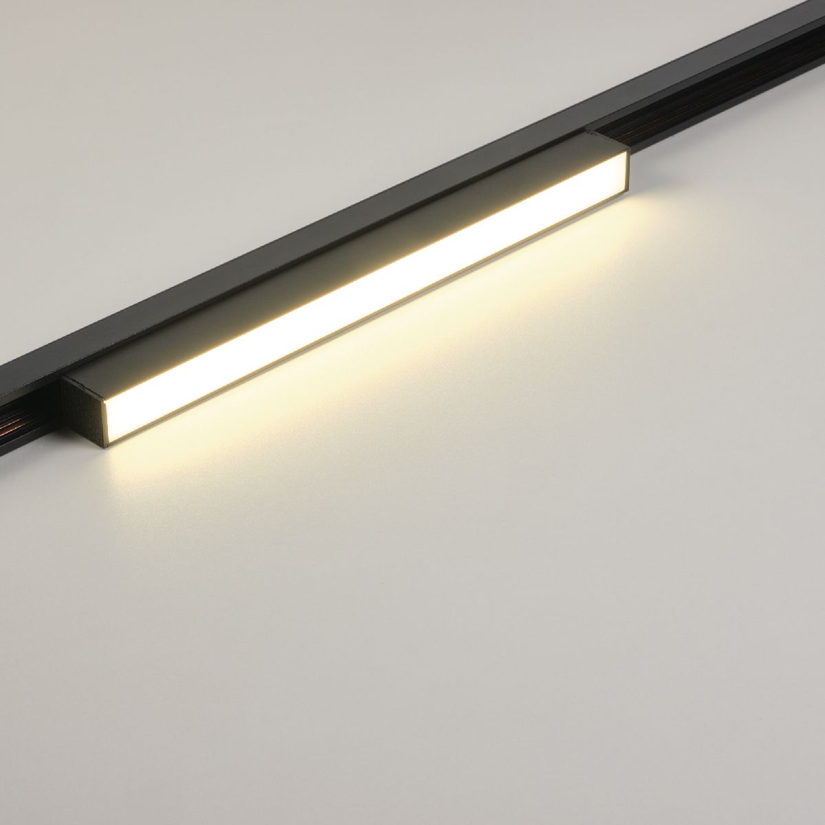 Трековый магнитный светильник Voltalighting Light AIJL-CX-E0021/10W/100/4К/B
