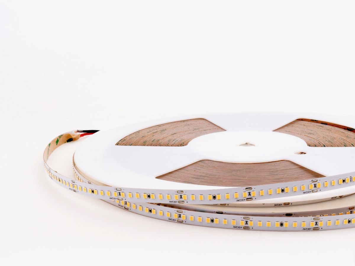 Светодиодная лента LEDS POWER 2835 176/м (16Вт/м) 24В нейтральная 30м/кат, серия ПРО140 005775