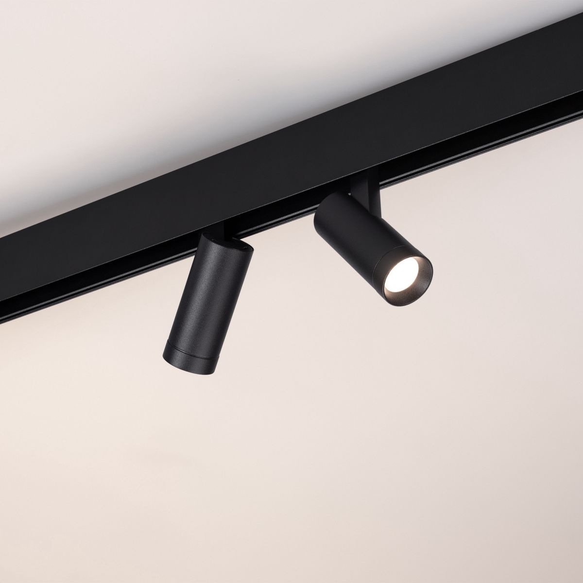 Трековый магнитный светильник Arlight MAG-ORIENT-SPOT-R35-6W Day4000-MIX (BK, 24 deg, 48V, TUYA Zigbee) (IP20 Металл) 056399