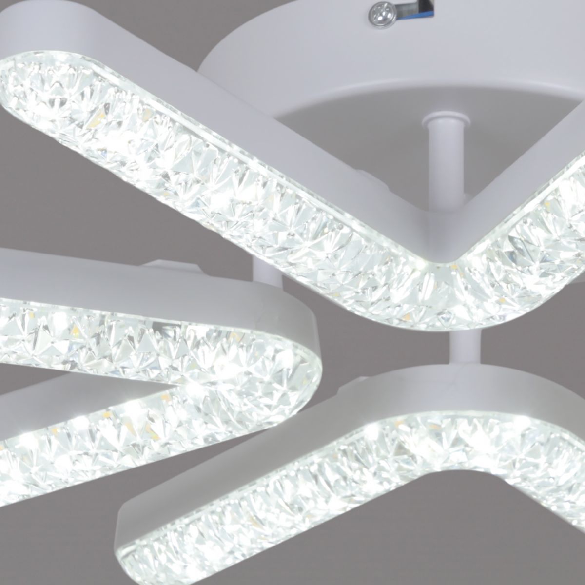 Потолочная люстра Reluce 72190-0.3-04 WH