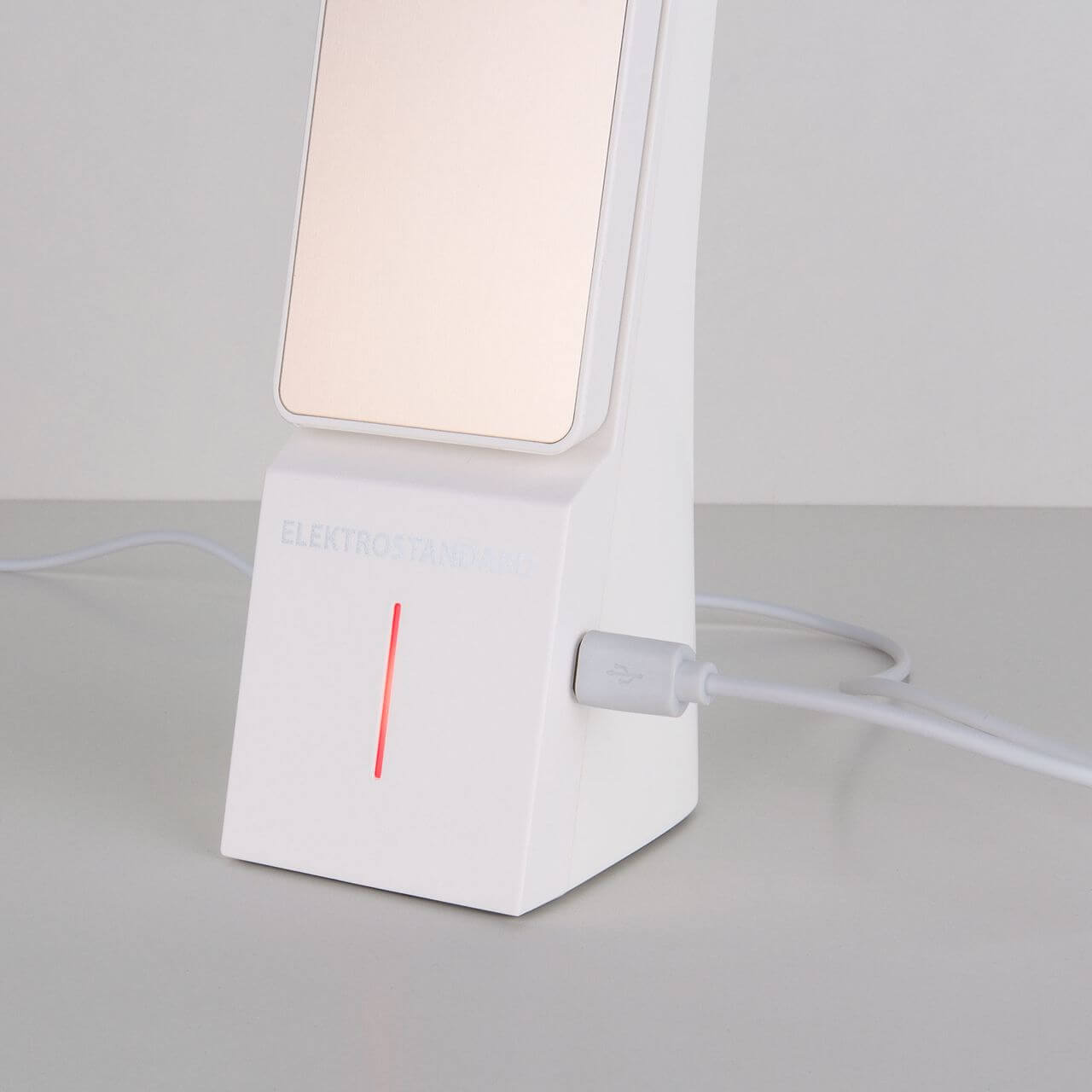 Настольная лампа белого цвета Elektrostandard TL90450 Desk белый/золотой 4690389111525