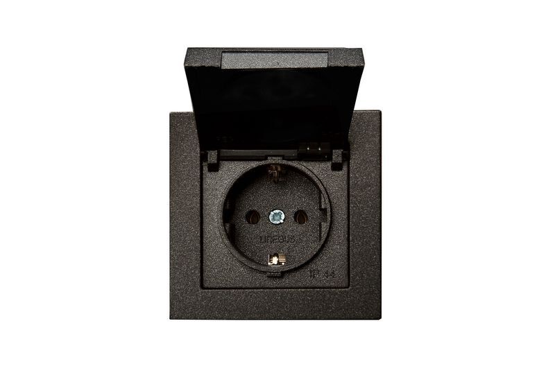 Розетка с заземлением и крышкой Liregus Epsilon 28-1065