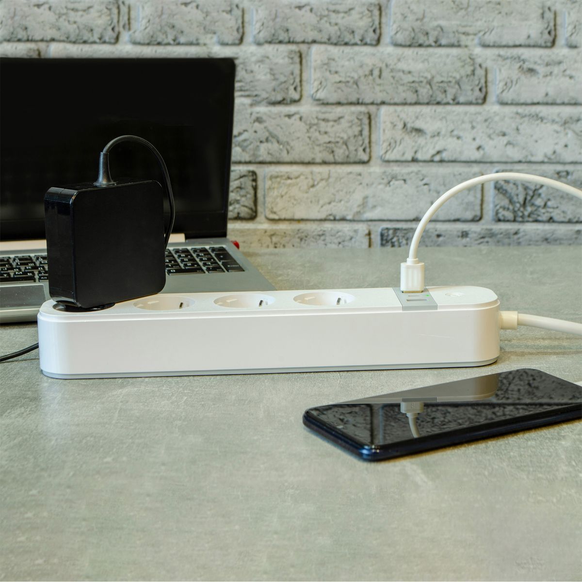 Умный сетевой фильтр Uniel UL-00011386 Wi-Fi. 1.8м Пвс 3х1.5. 4 гнезда. с-з. 2USB+Type-C 5В 3A 16A 3680Вт P-GCL4-1,8 A201/UC/WF WHITE