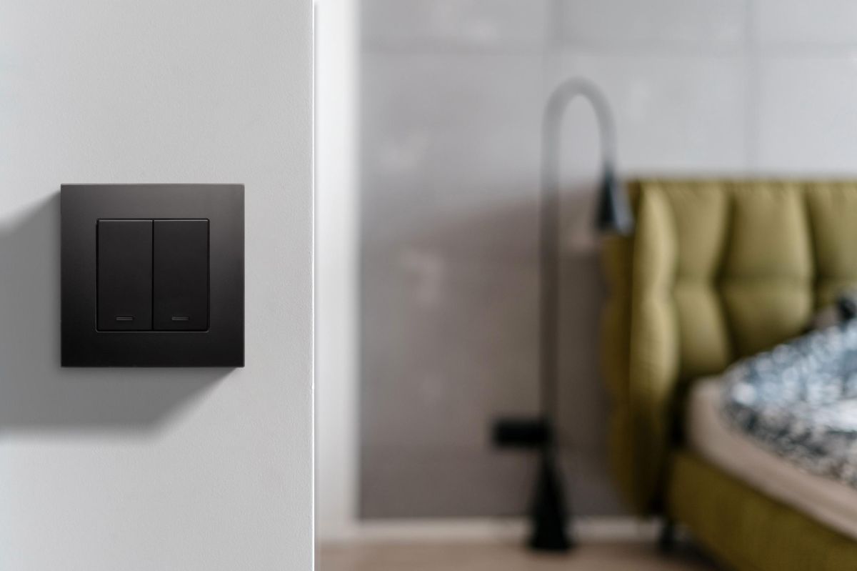 Выключатель 2-клавишный проходной 10А/250В с LED подсветкой, черный Kollinger REA-S-010BK для Aspekt, Eleganz, Reflex